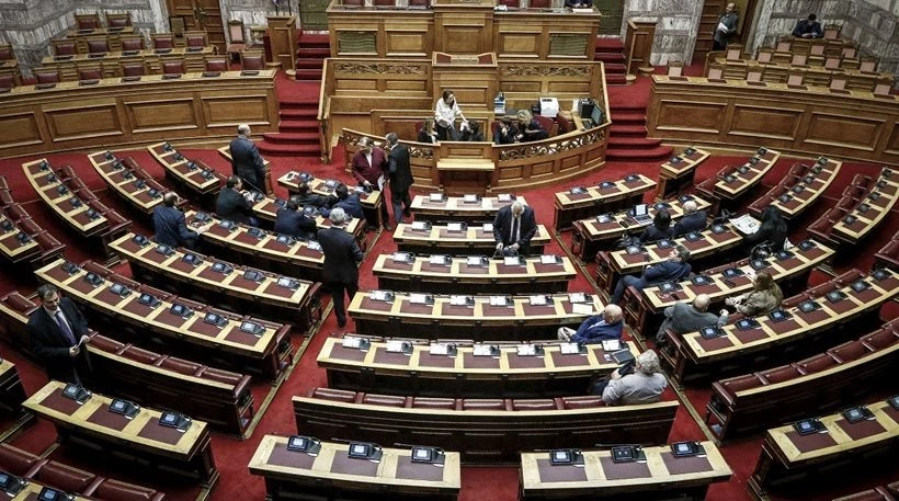 Πρώην βουλευτής του ΠΑΣΟΚ προσπάθησε να φωτογραφίσει τη δικογραφία για τη Novartis